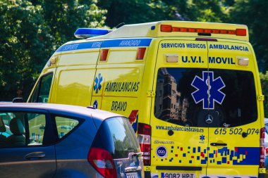 Seville İspanya 28 Eylül 2021 'de Seville sokaklarında Coronavirus salgını sırasında İspanya' yı vuran ambulans maskeli araç kullanmak zorunludur.