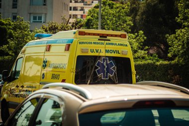 Seville İspanya 28 Eylül 2021 'de Seville sokaklarında Coronavirus salgını sırasında İspanya' yı vuran ambulans maskeli araç kullanmak zorunludur.
