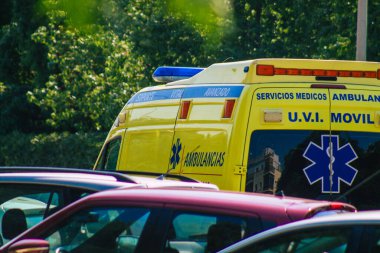Seville İspanya 28 Eylül 2021 'de Seville sokaklarında Coronavirus salgını sırasında İspanya' yı vuran ambulans maskeli araç kullanmak zorunludur.