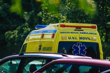 Seville İspanya 28 Eylül 2021 'de Seville sokaklarında Coronavirus salgını sırasında İspanya' yı vuran ambulans maskeli araç kullanmak zorunludur.