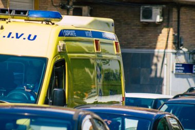 Seville İspanya 28 Eylül 2021 'de Seville sokaklarında Coronavirus salgını sırasında İspanya' yı vuran ambulans maskeli araç kullanmak zorunludur.