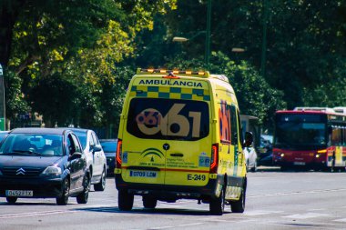 Seville İspanya 28 Eylül 2021 'de Seville sokaklarında Coronavirus salgını sırasında İspanya' yı vuran ambulans maskeli araç kullanmak zorunludur.