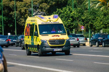 Seville İspanya 28 Eylül 2021 'de Seville sokaklarında Coronavirus salgını sırasında İspanya' yı vuran ambulans maskeli araç kullanmak zorunludur.
