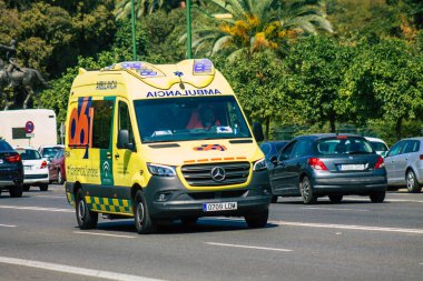 Seville İspanya 28 Eylül 2021 'de Seville sokaklarında Coronavirus salgını sırasında İspanya' yı vuran ambulans maskeli araç kullanmak zorunludur.