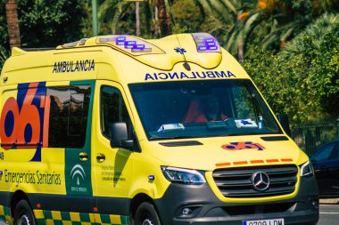 Seville İspanya 28 Eylül 2021 'de Seville sokaklarında Coronavirus salgını sırasında İspanya' yı vuran ambulans maskeli araç kullanmak zorunludur.