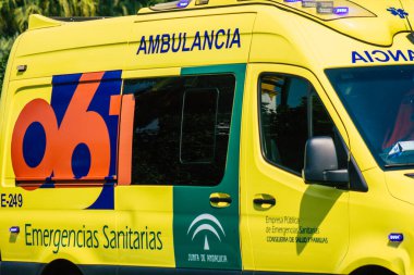 Seville İspanya 28 Eylül 2021 'de Seville sokaklarında Coronavirus salgını sırasında İspanya' yı vuran ambulans maskeli araç kullanmak zorunludur.
