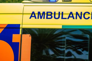 Seville İspanya 28 Eylül 2021 'de Seville sokaklarında Coronavirus salgını sırasında İspanya' yı vuran ambulans maskeli araç kullanmak zorunludur.