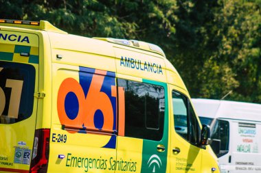 Seville İspanya 28 Eylül 2021 'de Seville sokaklarında Coronavirus salgını sırasında İspanya' yı vuran ambulans maskeli araç kullanmak zorunludur.