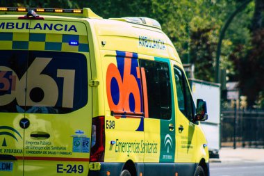 Seville İspanya 28 Eylül 2021 'de Seville sokaklarında Coronavirus salgını sırasında İspanya' yı vuran ambulans maskeli araç kullanmak zorunludur.