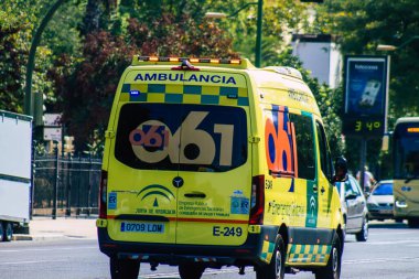 Seville İspanya 28 Eylül 2021 'de Seville sokaklarında Coronavirus salgını sırasında İspanya' yı vuran ambulans maskeli araç kullanmak zorunludur.