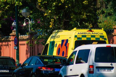 Seville İspanya 28 Eylül 2021 'de Seville sokaklarında Coronavirus salgını sırasında İspanya' yı vuran ambulans maskeli araç kullanmak zorunludur.