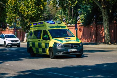 Seville İspanya 28 Eylül 2021 'de Seville sokaklarında Coronavirus salgını sırasında İspanya' yı vuran ambulans maskeli araç kullanmak zorunludur.