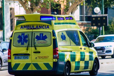 Seville İspanya 28 Eylül 2021 'de Seville sokaklarında Coronavirus salgını sırasında İspanya' yı vuran ambulans maskeli araç kullanmak zorunludur.