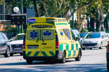 Seville İspanya 28 Eylül 2021 'de Seville sokaklarında Coronavirus salgını sırasında İspanya' yı vuran ambulans maskeli araç kullanmak zorunludur.