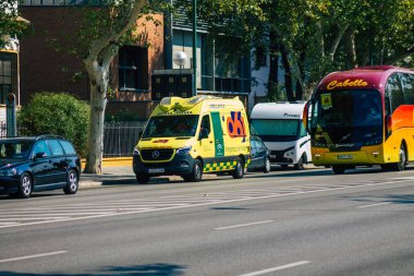 Seville İspanya 28 Eylül 2021 'de Seville sokaklarında Coronavirus salgını sırasında İspanya' yı vuran ambulans maskeli araç kullanmak zorunludur.