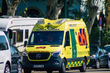 Seville İspanya 28 Eylül 2021 'de Seville sokaklarında Coronavirus salgını sırasında İspanya' yı vuran ambulans maskeli araç kullanmak zorunludur.