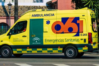 Seville İspanya 28 Eylül 2021 'de Seville sokaklarında Coronavirus salgını sırasında İspanya' yı vuran ambulans maskeli araç kullanmak zorunludur.