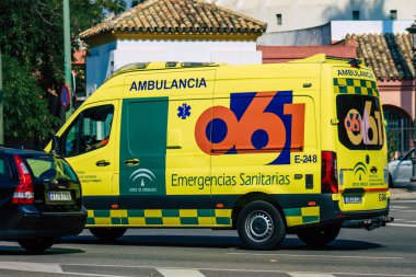 Seville İspanya 28 Eylül 2021 'de Seville sokaklarında Coronavirus salgını sırasında İspanya' yı vuran ambulans maskeli araç kullanmak zorunludur.