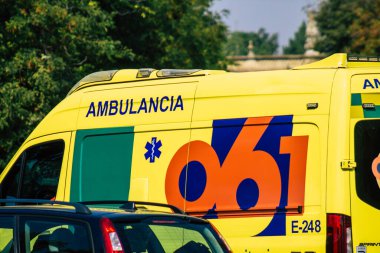 Seville İspanya 28 Eylül 2021 'de Seville sokaklarında Coronavirus salgını sırasında İspanya' yı vuran ambulans maskeli araç kullanmak zorunludur.