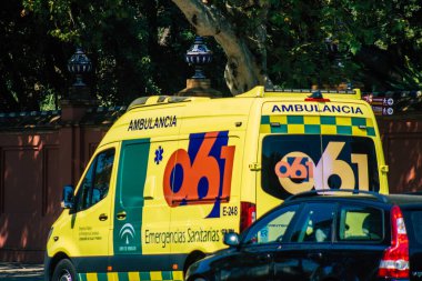Seville İspanya 28 Eylül 2021 'de Seville sokaklarında Coronavirus salgını sırasında İspanya' yı vuran ambulans maskeli araç kullanmak zorunludur.