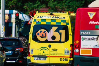 Seville İspanya 28 Eylül 2021 'de Seville sokaklarında Coronavirus salgını sırasında İspanya' yı vuran ambulans maskeli araç kullanmak zorunludur.