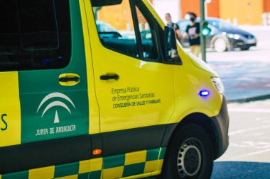 Seville İspanya 28 Eylül 2021 'de Seville sokaklarında Coronavirus salgını sırasında İspanya' yı vuran ambulans maskeli araç kullanmak zorunludur.