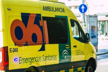 Seville İspanya 28 Eylül 2021 'de Seville sokaklarında Coronavirus salgını sırasında İspanya' yı vuran ambulans maskeli araç kullanmak zorunludur.