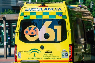 Seville İspanya 28 Eylül 2021 'de Seville sokaklarında Coronavirus salgını sırasında İspanya' yı vuran ambulans maskeli araç kullanmak zorunludur.