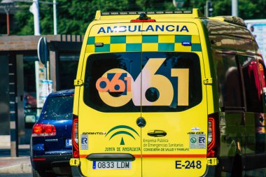 Seville İspanya 28 Eylül 2021 'de Seville sokaklarında Coronavirus salgını sırasında İspanya' yı vuran ambulans maskeli araç kullanmak zorunludur.