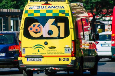 Seville İspanya 28 Eylül 2021 'de Seville sokaklarında Coronavirus salgını sırasında İspanya' yı vuran ambulans maskeli araç kullanmak zorunludur.
