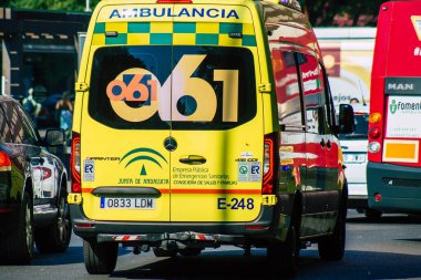 Seville İspanya 28 Eylül 2021 'de Seville sokaklarında Coronavirus salgını sırasında İspanya' yı vuran ambulans maskeli araç kullanmak zorunludur.