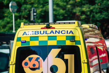 Seville İspanya 28 Eylül 2021 'de Seville sokaklarında Coronavirus salgını sırasında İspanya' yı vuran ambulans maskeli araç kullanmak zorunludur.