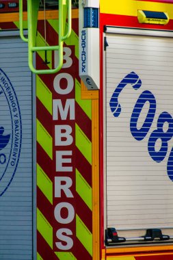 Seville İspanya 28 Eylül 2021 itfaiye aracı İspanya 'yı etkileyen koronavirüs salgını sırasında sembolik bir şehir ve Endülüs bölgesinin başkenti Seville sokaklarına park etti.