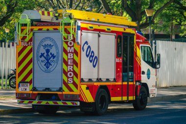 Seville İspanya 28 Eylül 2021 itfaiye aracı İspanya 'yı etkileyen koronavirüs salgını sırasında sembolik bir şehir ve Endülüs bölgesinin başkenti Seville sokaklarına park etti.