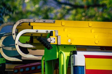 Seville İspanya 28 Eylül 2021 itfaiye aracı İspanya 'yı etkileyen koronavirüs salgını sırasında sembolik bir şehir ve Endülüs bölgesinin başkenti Seville sokaklarına park etti.