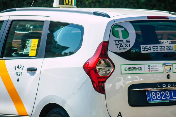 Sevilla İspanya 28 Eylül 2021 Sevilla caddelerinde Coronavirus salgını sırasında İspanya 'ya maske takarak gitmek zorunludur.