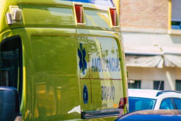 Seville İspanya 28 Eylül 2021 'de Seville sokaklarında Coronavirus salgını sırasında İspanya' yı vuran ambulans maskeli araç kullanmak zorunludur.