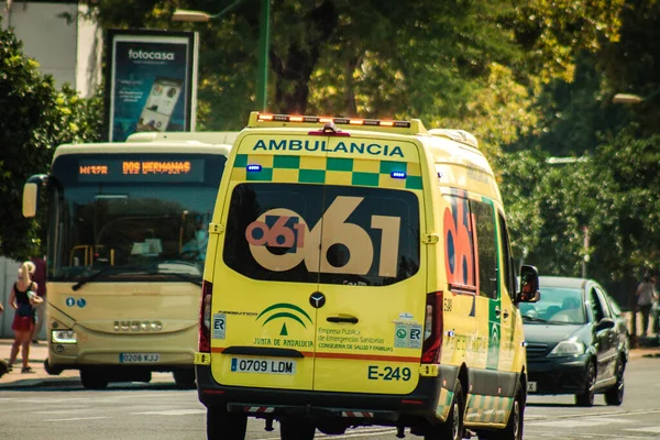 Seville İspanya 28 Eylül 2021 'de Seville sokaklarında Coronavirus salgını sırasında İspanya' yı vuran ambulans maskeli araç kullanmak zorunludur.