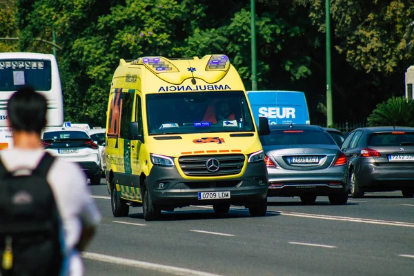 Seville İspanya 28 Eylül 2021 'de Seville sokaklarında Coronavirus salgını sırasında İspanya' yı vuran ambulans maskeli araç kullanmak zorunludur.