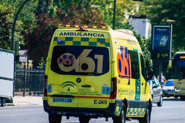 Seville İspanya 28 Eylül 2021 'de Seville sokaklarında Coronavirus salgını sırasında İspanya' yı vuran ambulans maskeli araç kullanmak zorunludur.