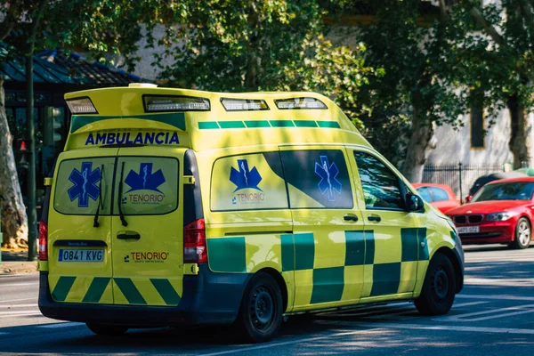 セビリアスペイン2021年9月28日スペインを襲ったコロナウイルスの発生の間 セビリアの通りを通って走る救急車は マスクを着用することが義務付けられています — ストック写真
