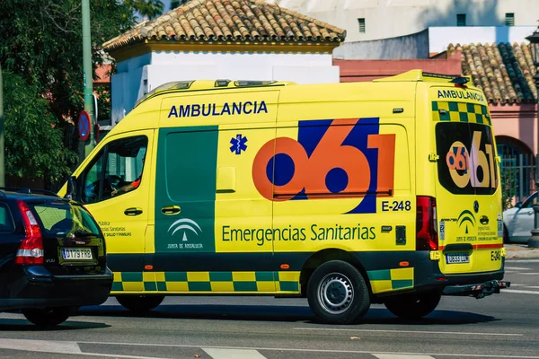 Seville İspanya 28 Eylül 2021 'de Seville sokaklarında Coronavirus salgını sırasında İspanya' yı vuran ambulans maskeli araç kullanmak zorunludur.