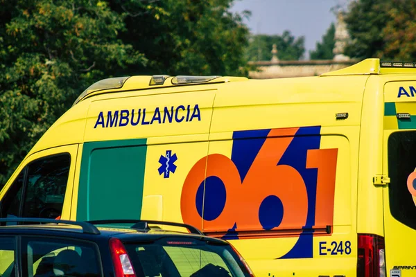 2021年9月28日西班牙塞维利亚 在西班牙爆发禽流感期间 救护车驶过塞维利亚街道 必须戴上口罩 — 图库照片