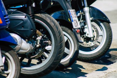 Seville İspanya 28 Eylül 2021 Sevilla, sembolik bir şehir ve Endülüs Bölgesi 'nin başkenti Sevilla caddelerine parketti.