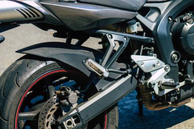 Sevilla İspanya 28 Eylül 2021 Yamaha FZ6 motosikleti Sevilla sokaklarına park edilmiştir. Bu sembolik bir şehir ve Endülüs Bölgesi 'nin başkentidir.