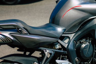 Sevilla İspanya 28 Eylül 2021 Yamaha FZ6 motosikleti Sevilla sokaklarına park edilmiştir. Bu sembolik bir şehir ve Endülüs Bölgesi 'nin başkentidir.