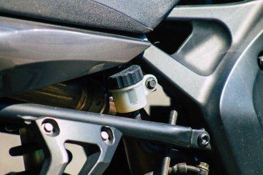 Sevilla İspanya 28 Eylül 2021 Yamaha FZ6 motosikleti Sevilla sokaklarına park edilmiştir. Bu sembolik bir şehir ve Endülüs Bölgesi 'nin başkentidir.