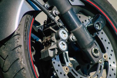 Sevilla İspanya 28 Eylül 2021 Yamaha FZ6 motosikleti Sevilla sokaklarına park edilmiştir. Bu sembolik bir şehir ve Endülüs Bölgesi 'nin başkentidir.