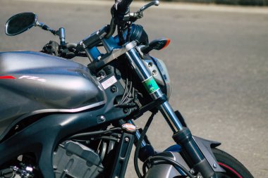 Sevilla İspanya 28 Eylül 2021 Yamaha FZ6 motosikleti Sevilla sokaklarına park edilmiştir. Bu sembolik bir şehir ve Endülüs Bölgesi 'nin başkentidir.