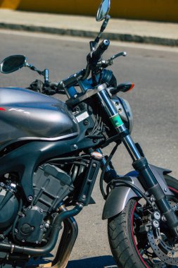 Sevilla İspanya 28 Eylül 2021 Yamaha FZ6 motosikleti Sevilla sokaklarına park edilmiştir. Bu sembolik bir şehir ve Endülüs Bölgesi 'nin başkentidir.